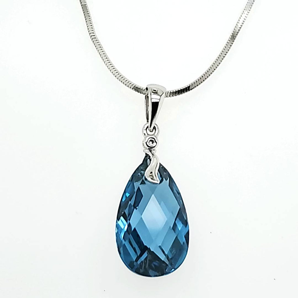 18kt White gold Blue Topaz and Diamond Pendant Necklace