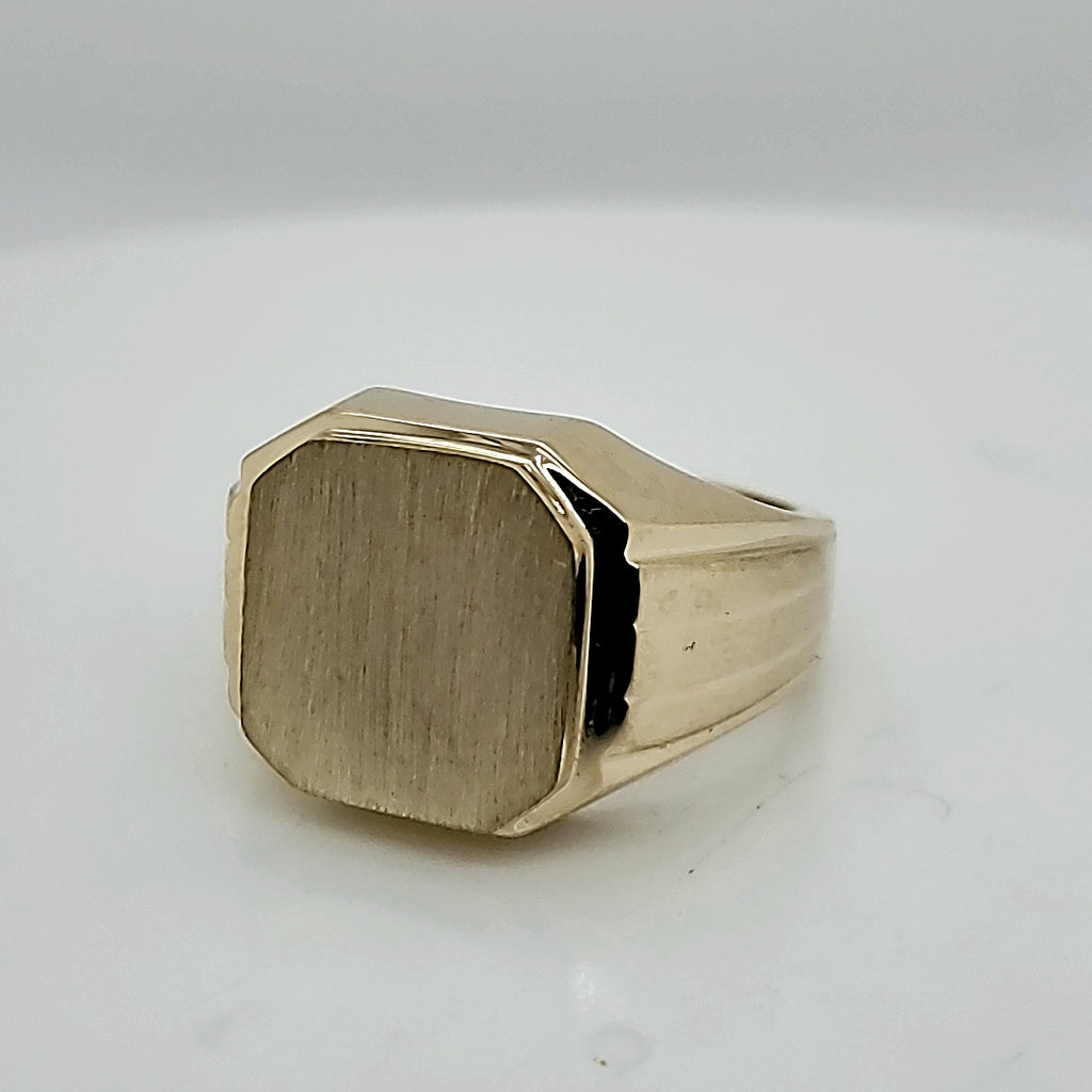 Mens 14kt Yellow Gold Signet Ring