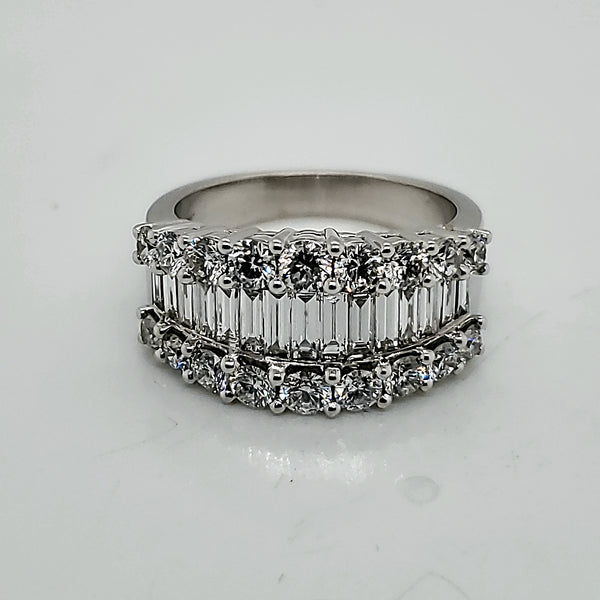 18Kt White Gold Round And Baguette Diamond Ring