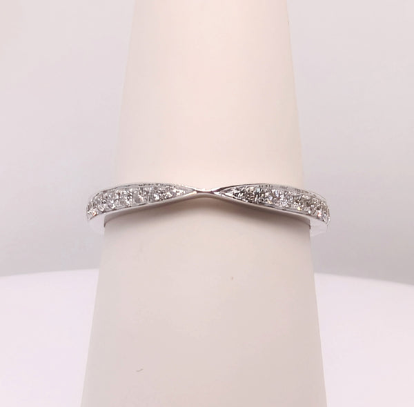 18K White Gold Pinched Center Diamond Band 0.18cttw