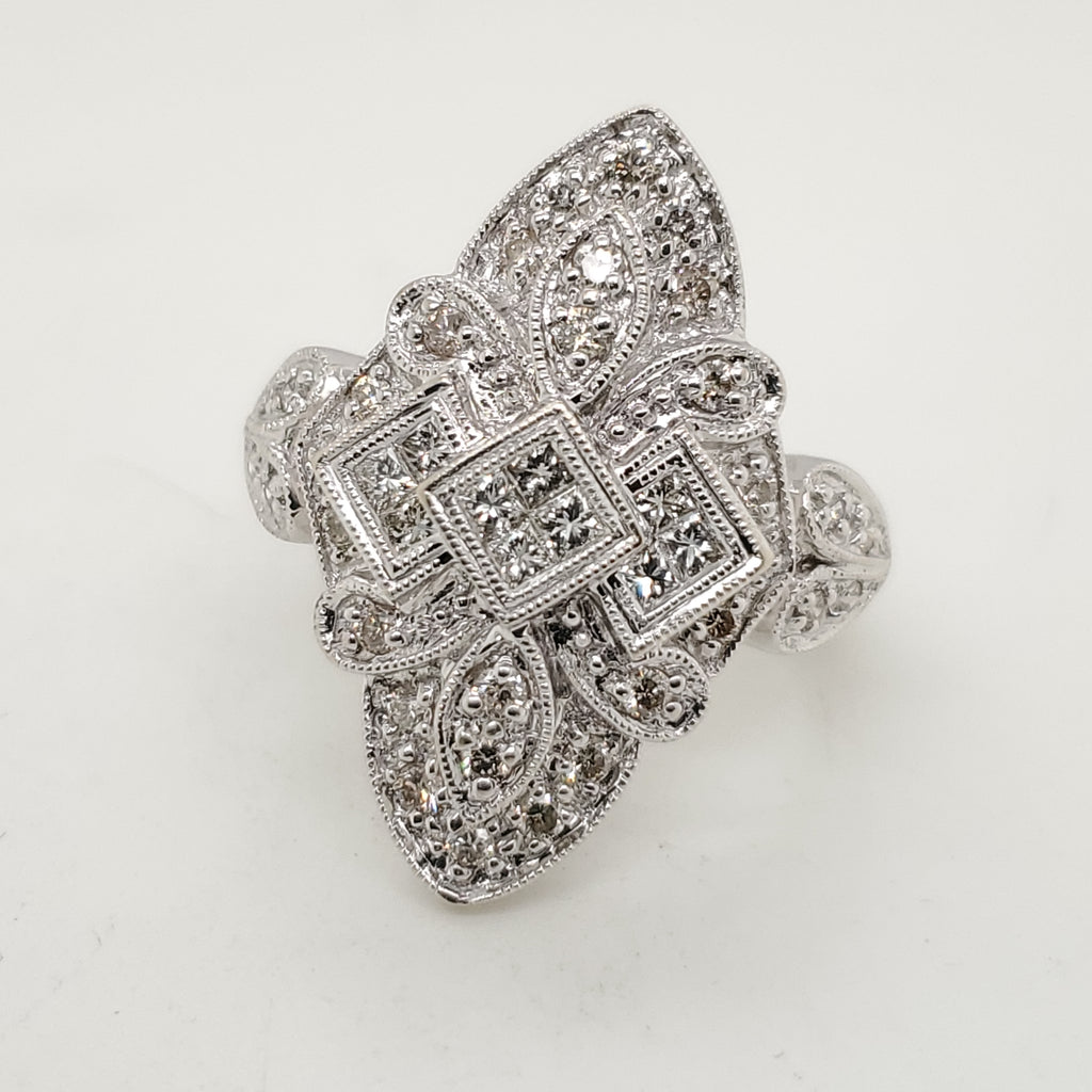 10Kt White Gold Round And Princess Cut Diamond Ring
