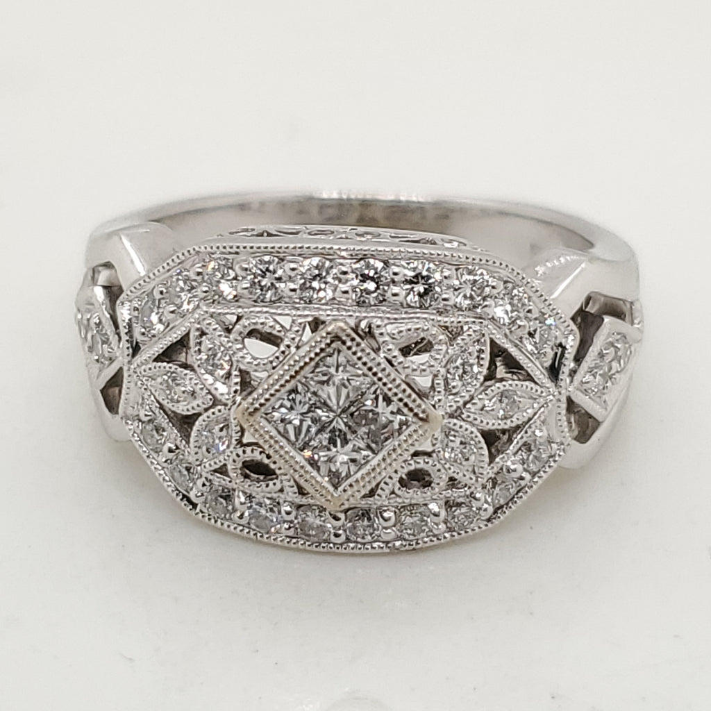 18Kt White Gold Round And Princess Cut Diamond Ring