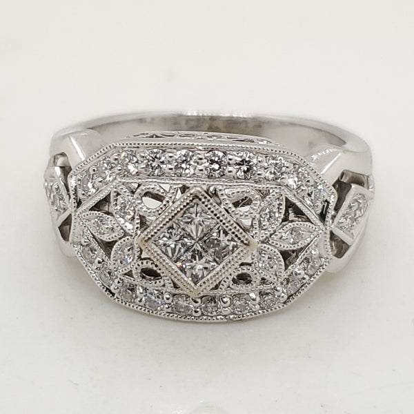 18Kt White Gold Round And Princess Cut Diamond Ring
