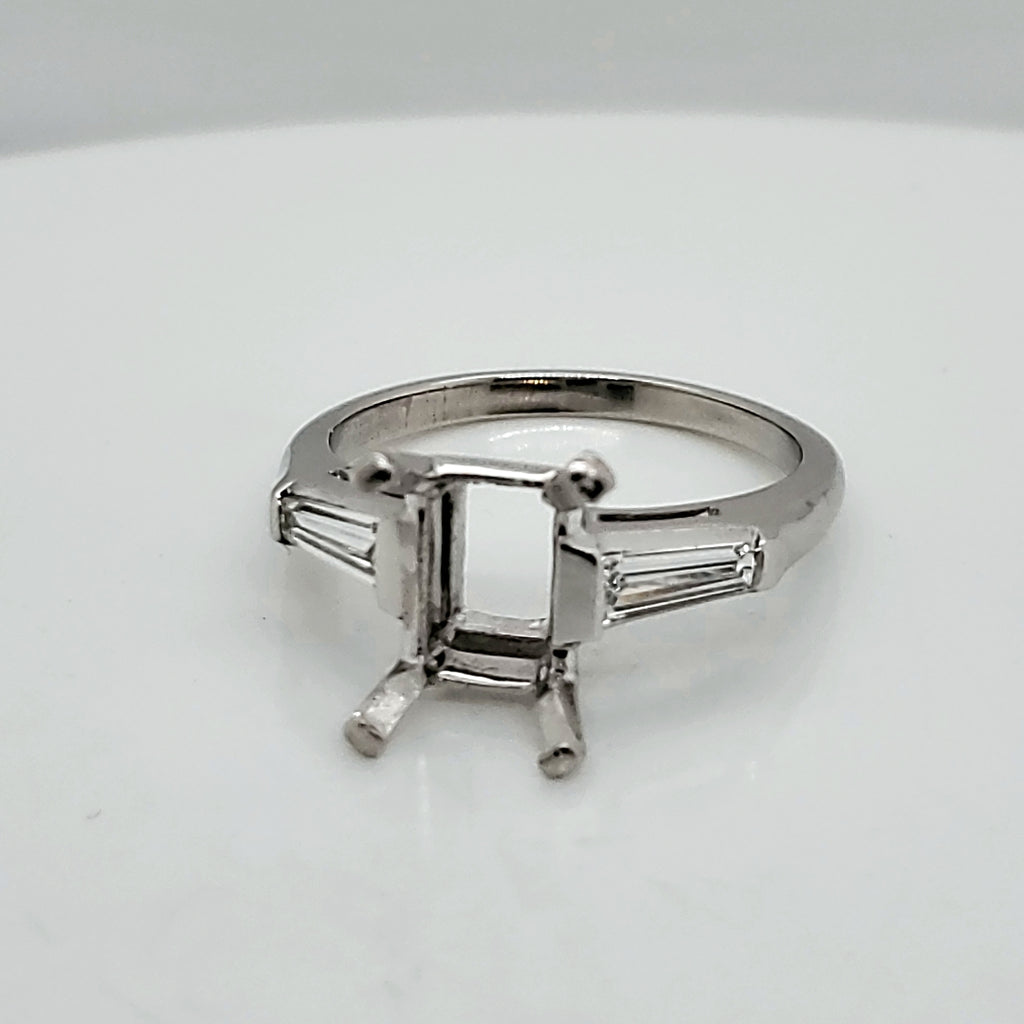 Platinum baguette diamond solitaire mounting