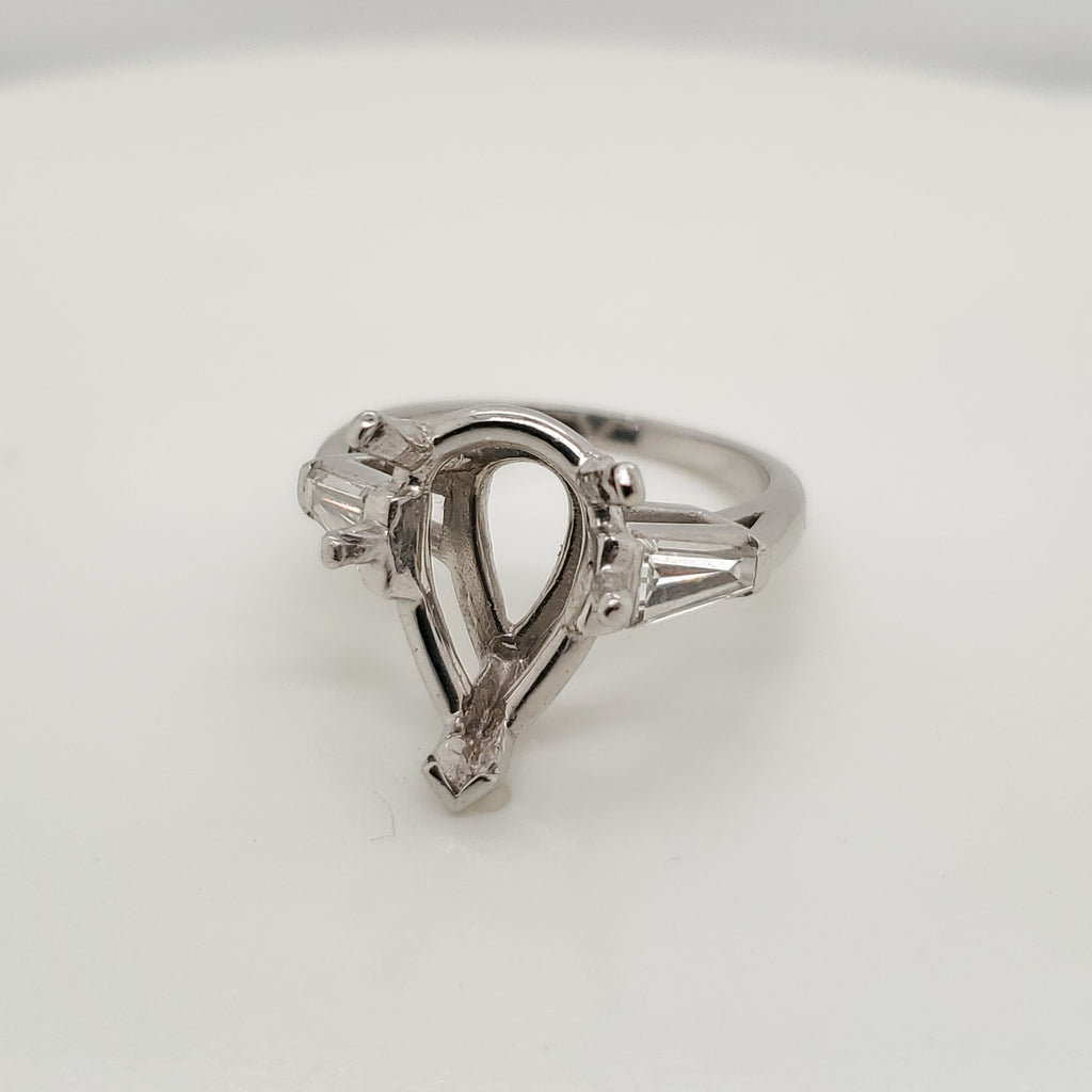 Platinum baguette diamond solitaire mounting