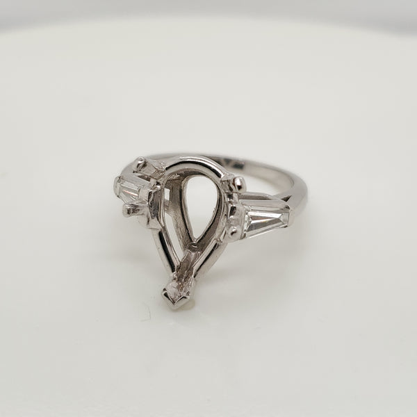 Platinum baguette diamond solitaire mounting