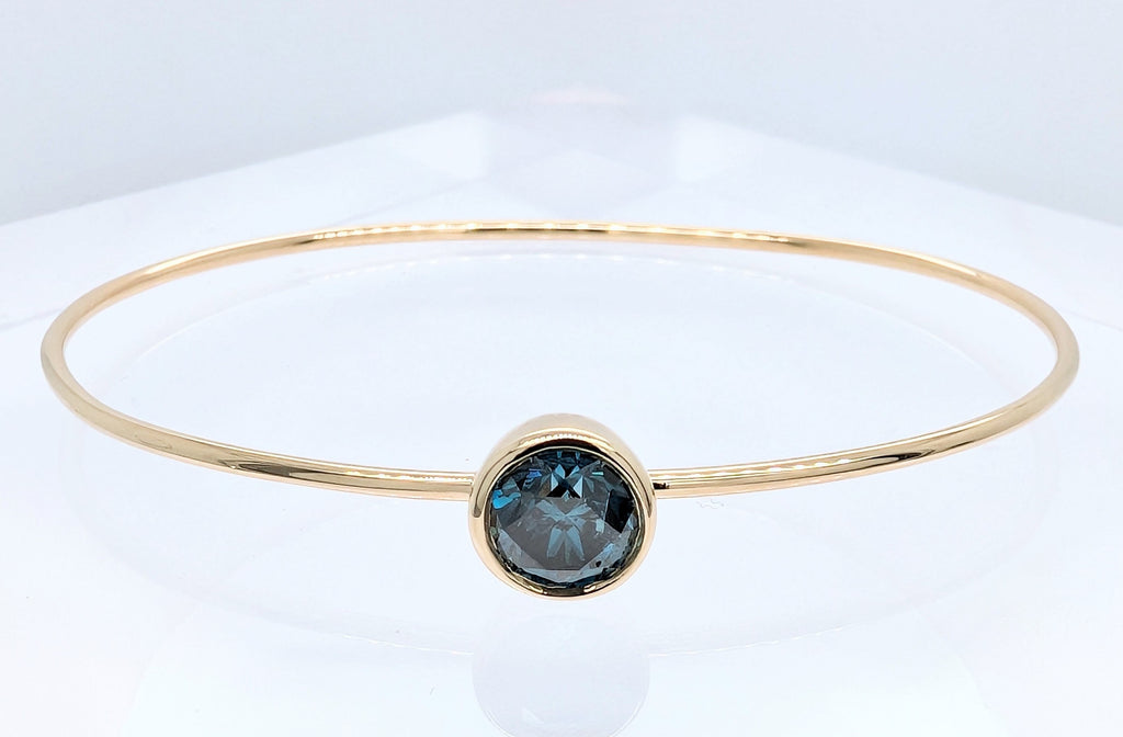 14K Yellow Gold 1.50ct Brilliant Round Cut Teal Blue Irradiated Diamond Solitaire Bangle