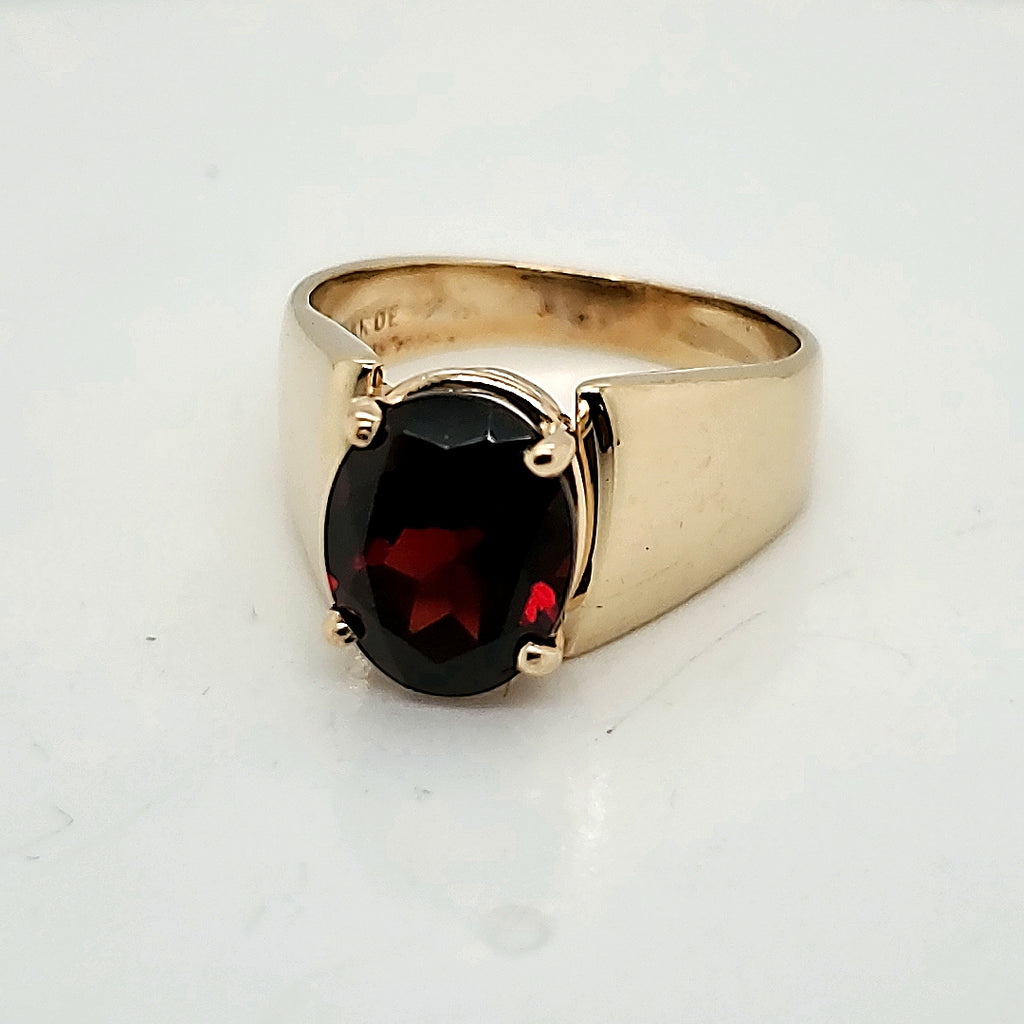 14kt Yellow Gold Garnet Ring