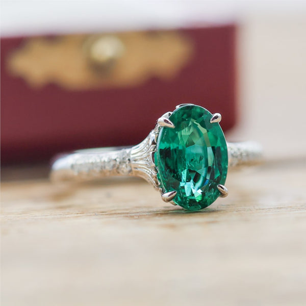 18kt White Gold 1.80Ct Oval Green Emerald And Diamond Ring