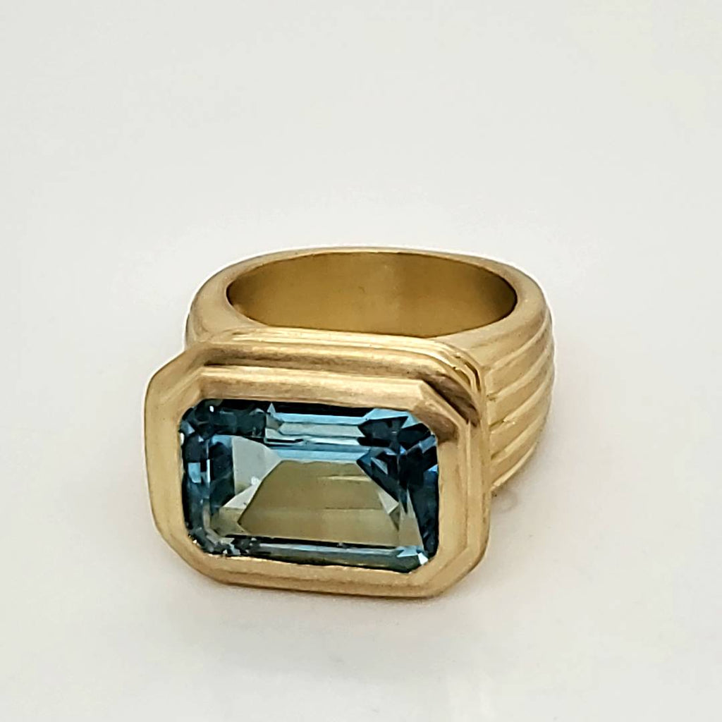 18kt Yellow Gold Swiss Blue Topaz Ring