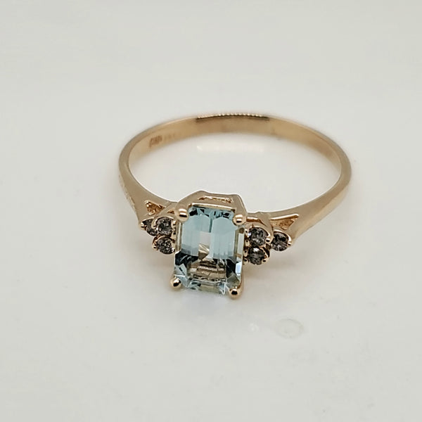 14Kt Yellow Gold Diamond And Aquamarine Ring