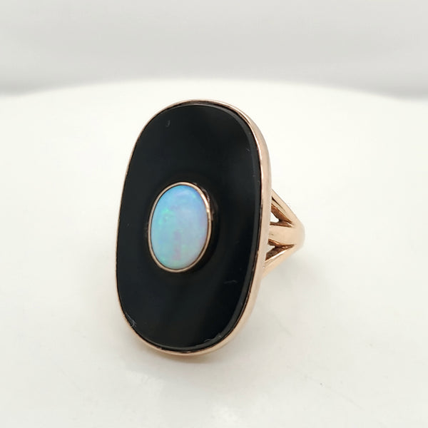 Vintage 18Kt Yellow Gold and Opal Ring