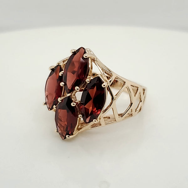 14kt Yellow Gold Garnet Ring