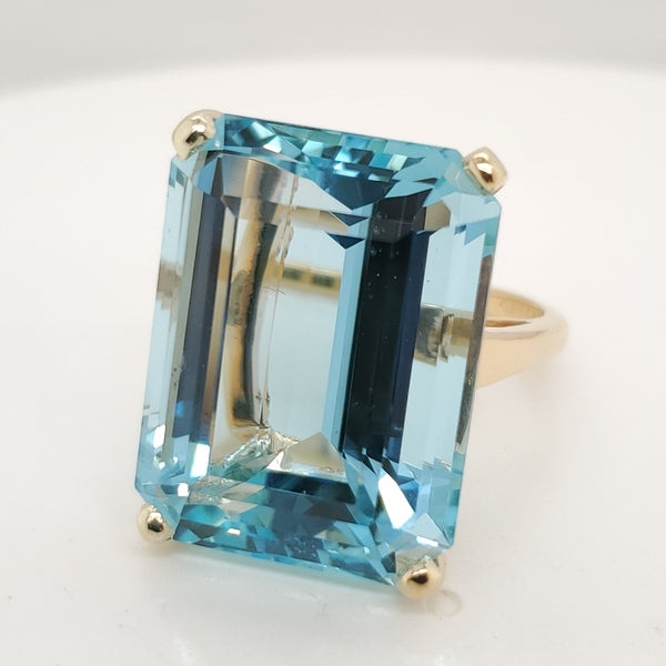 18kt Yellow Gold Aquamarine Ring