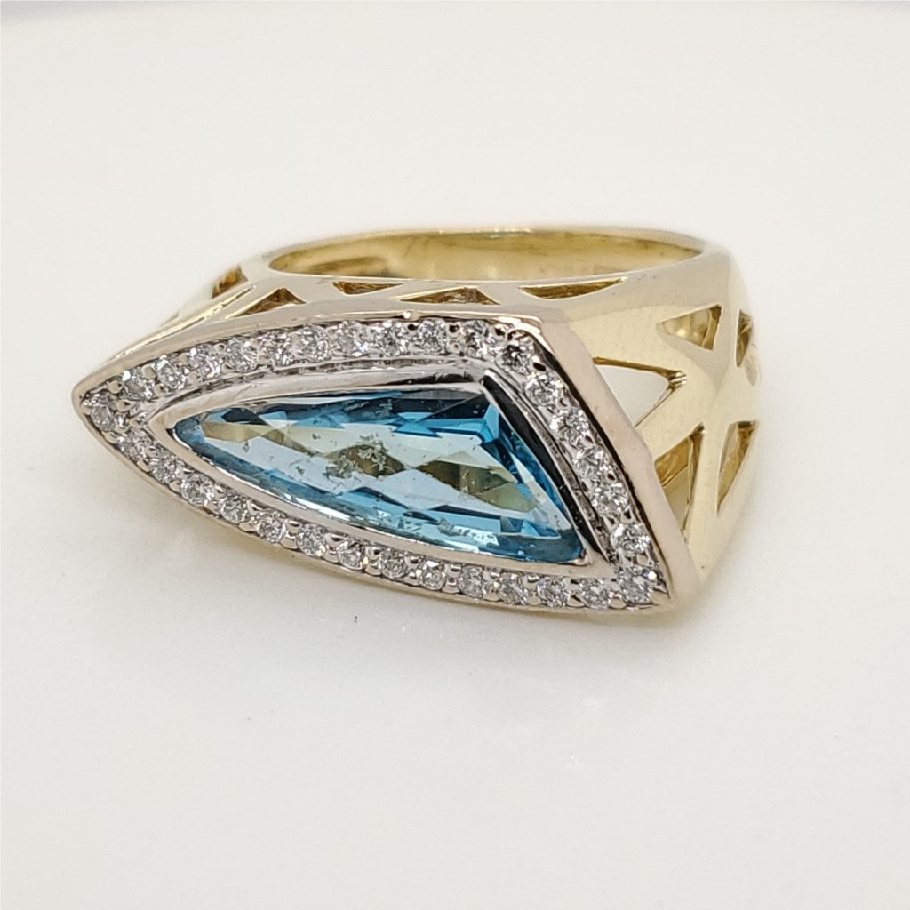 18Kt Yellow Gold Blue Topaz And Peridot Ring