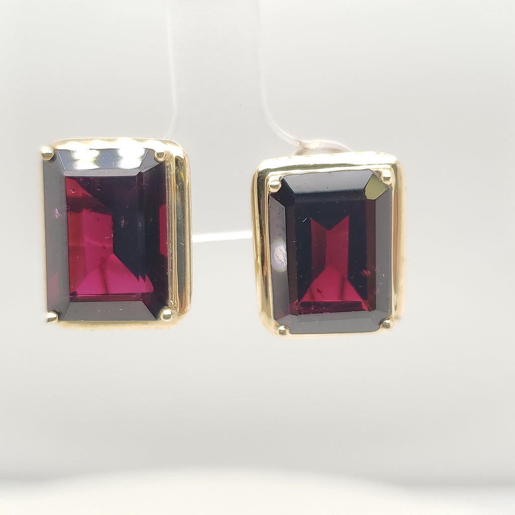 14kt Yellow Gold Garnet  Earrings