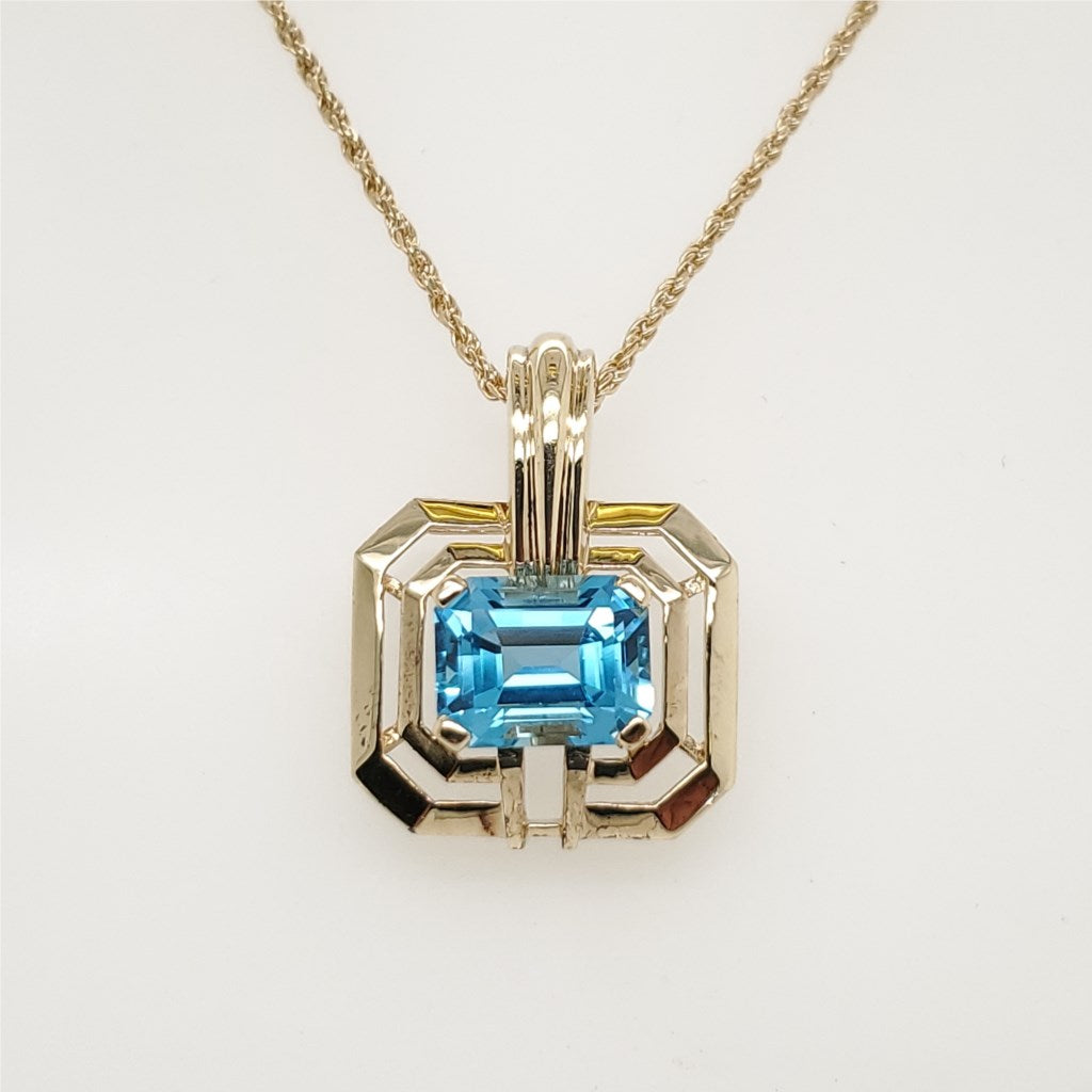 14kt Yellow Gold Blue Topaz Pendant