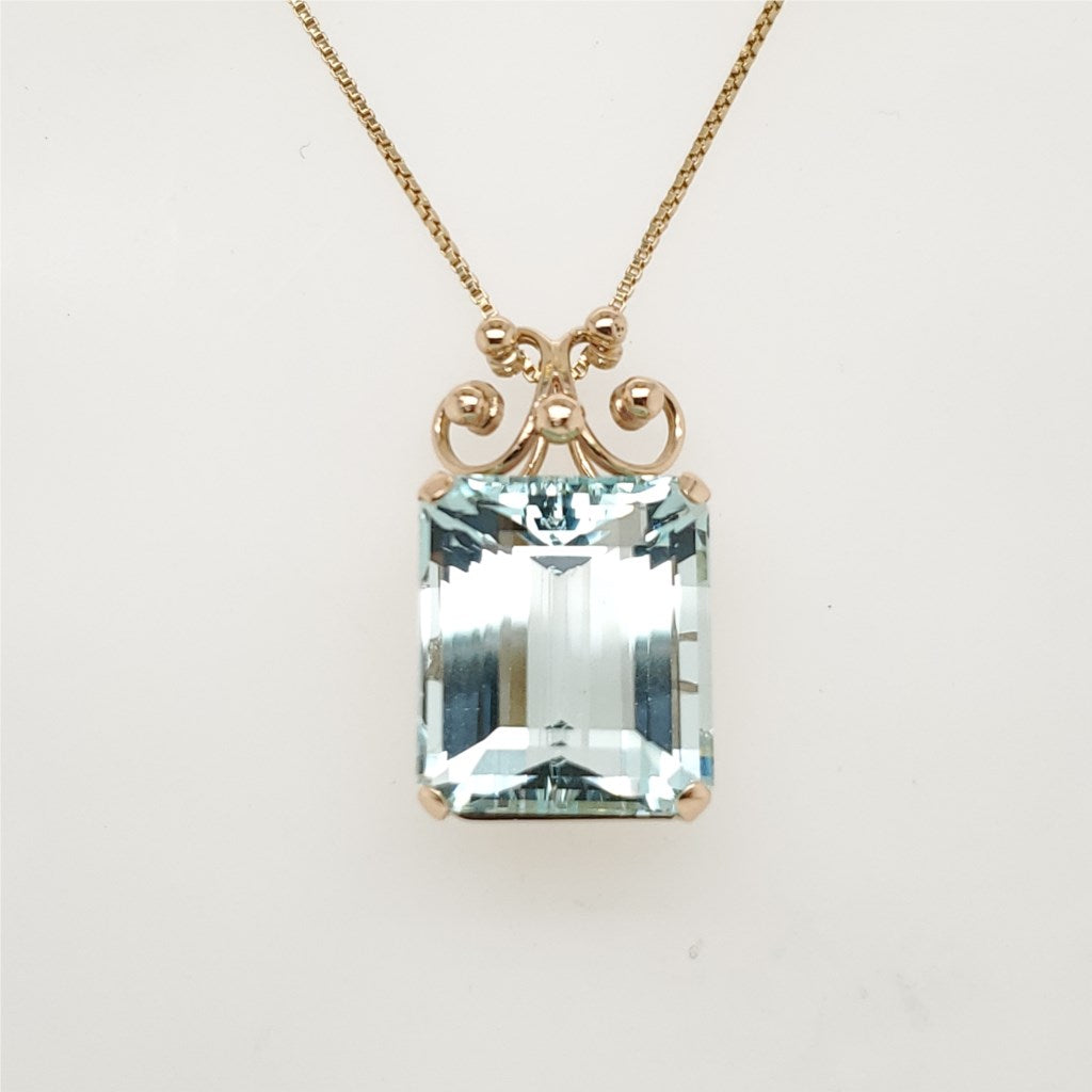 18kt Yellow Gold Aquamarine Pendant