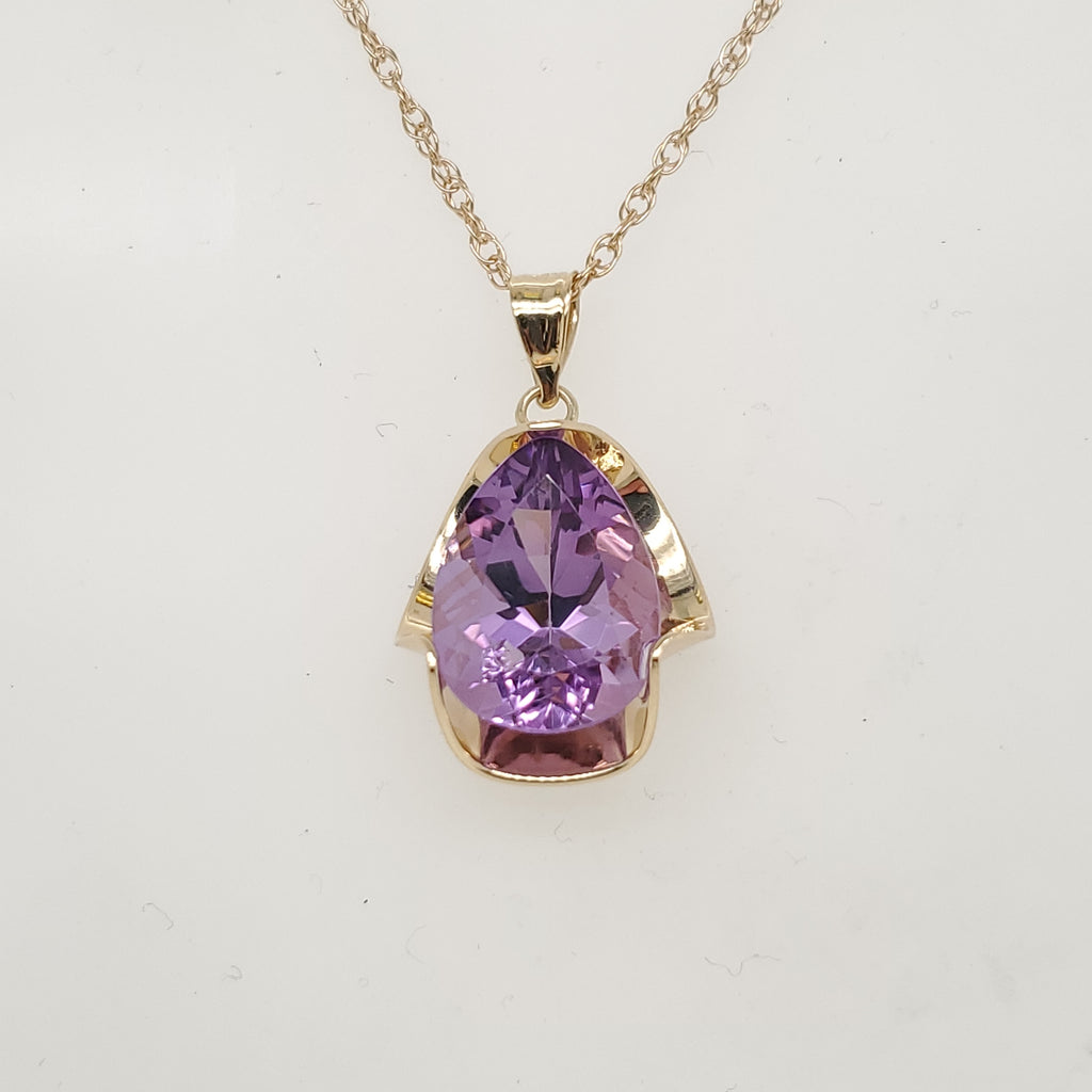 14kt Yellow Gold Amethyst Pendant Necklace