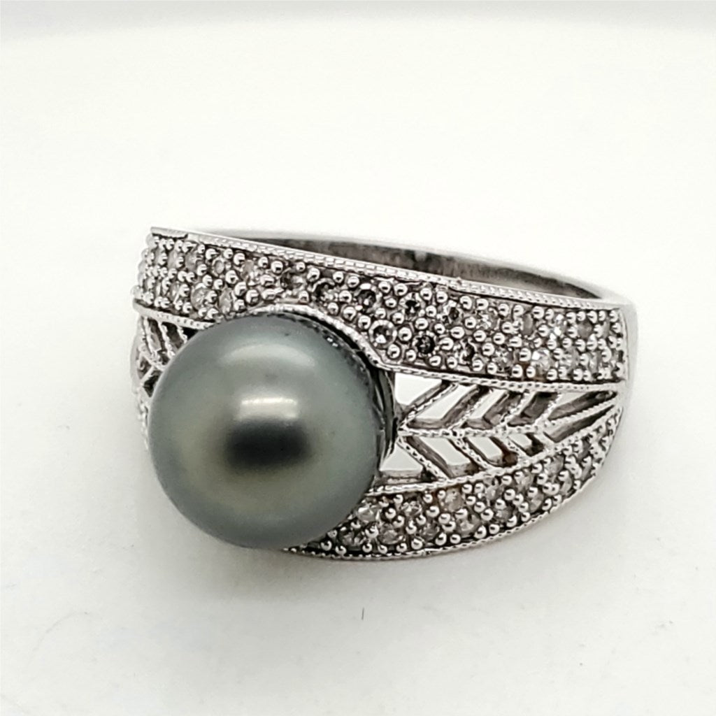 10kt White Gold Grey Pearl and Diamond Ring