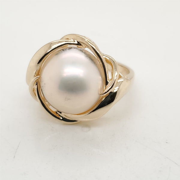 14kt Yellow Gold Mobe Pearl Ring