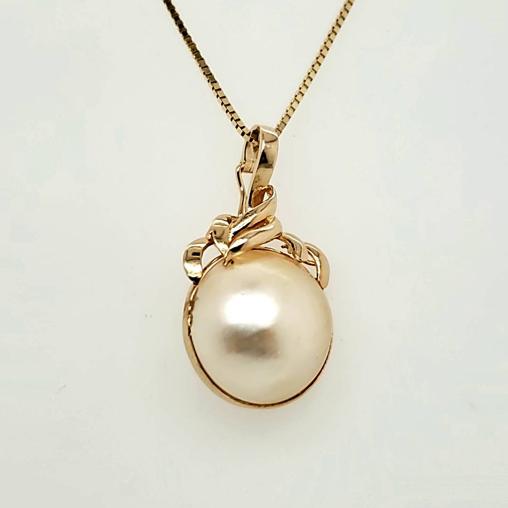 14kt Yellow Gold Mobe Pearl Pendant Necklace