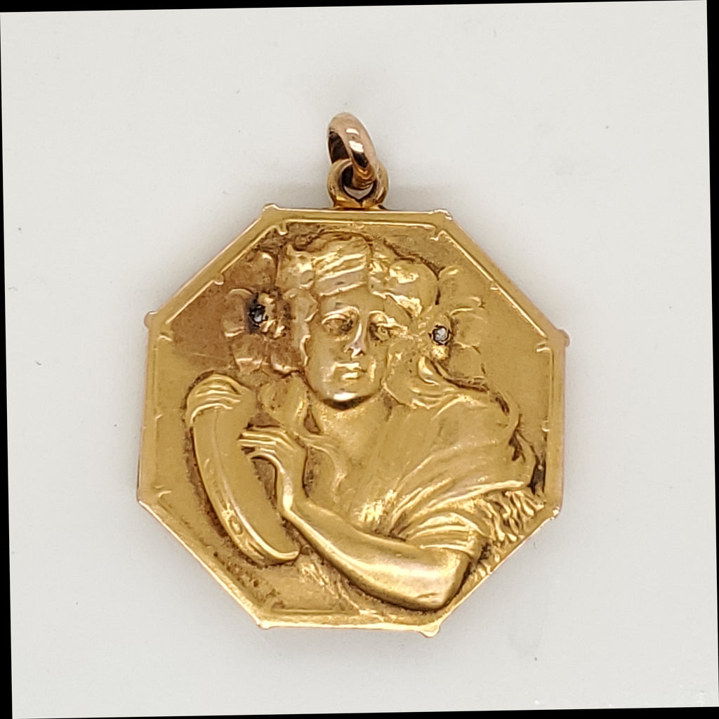 Art Nouveau 18Kt yellow gold locket
