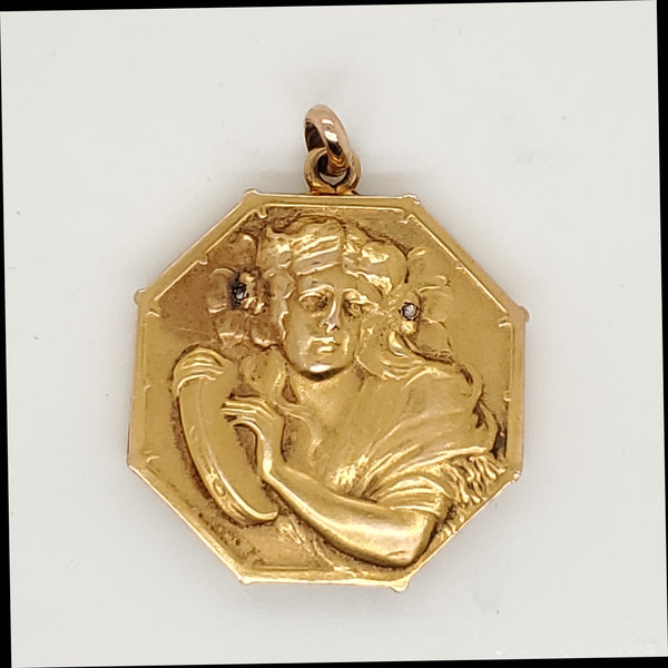 Art Nouveau 18Kt yellow gold locket
