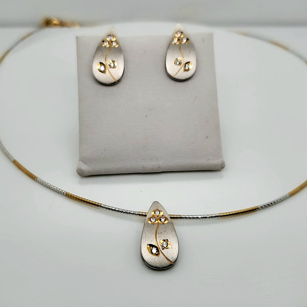 22 kt Gold and Diamond Necklace and Earring Suite With Diamonds